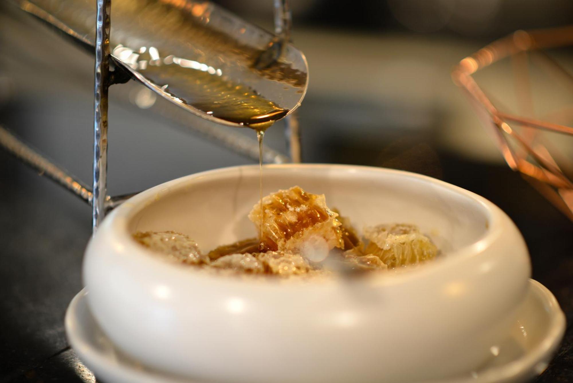Villa De Pranakorn Bangkok Exterior foto Honeycomb being drizzled with honey