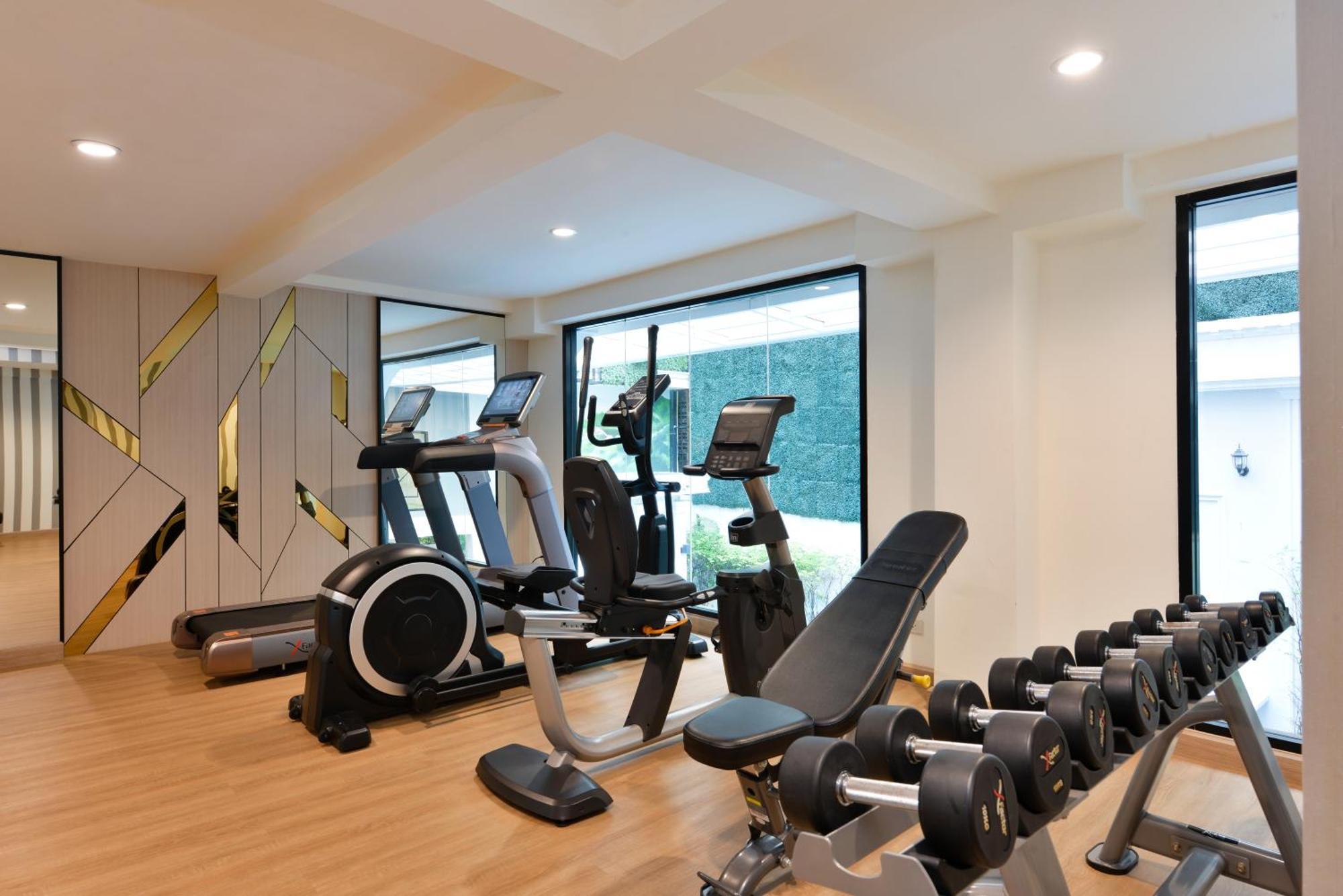 Villa De Pranakorn Bangkok Exterior foto The gym at the hotel