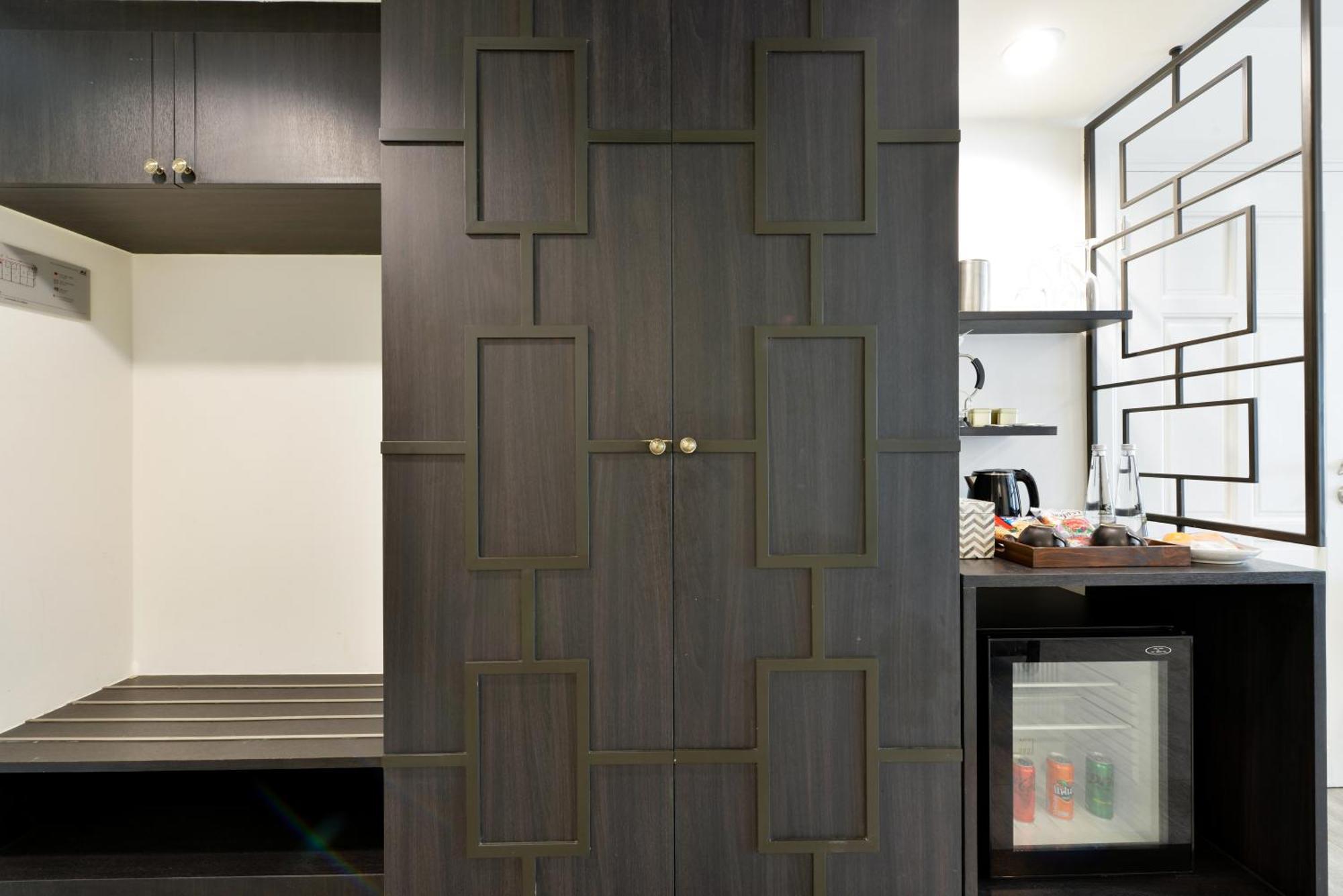 Villa De Pranakorn Bangkok Exterior foto A door made of wood veneer